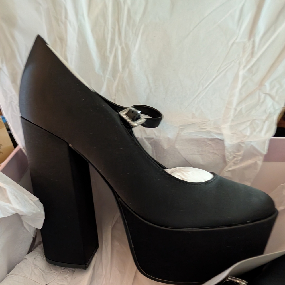 Sleek Black Platform Shoes with Chunky Heel - Picture 5 of 5